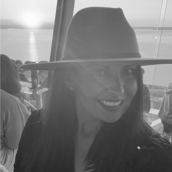 Meet your Posher, Roxy - Picture 1 of 1